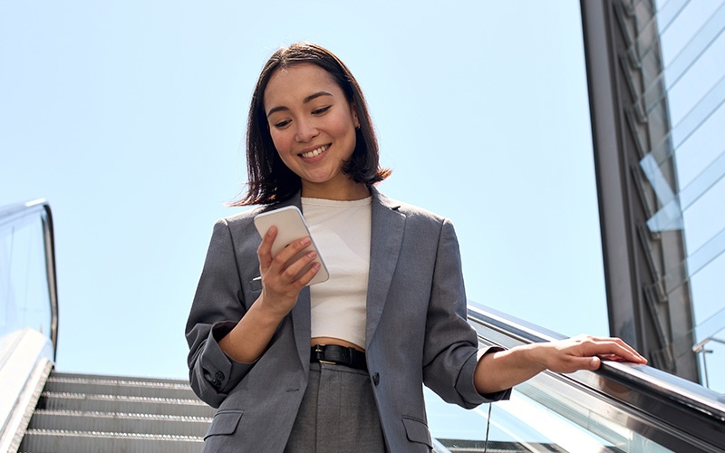 Een vrouw met een mobiele telefoon