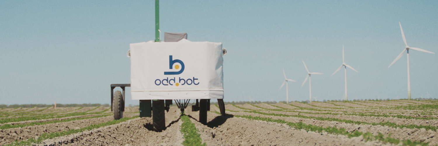 Een robot op een akker