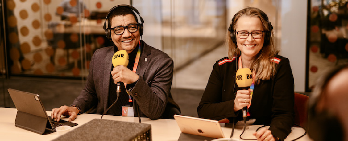 De hosts van de Out of Office Podcast