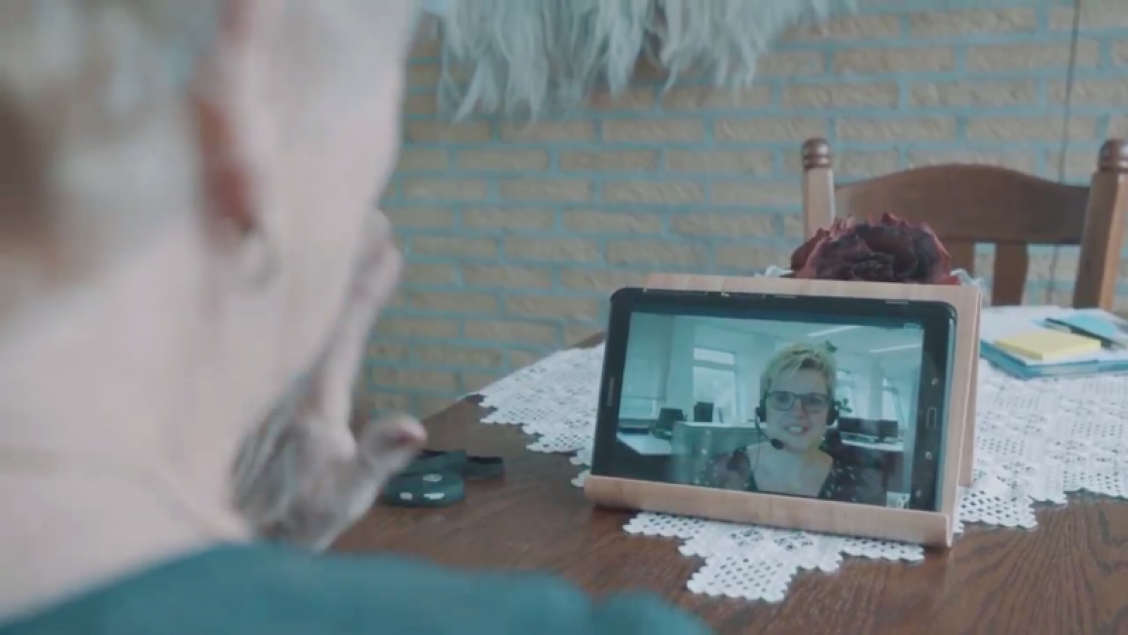 De cliënten kunnen nu via een tablet videobellen met een vast persoonlijk contact, ook als ze alleen maar een praatje willen maken om hun eenzaamheid te doorbreken.
